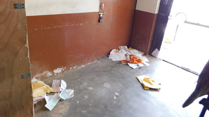 fight between sp and bjp leaders in pwd office