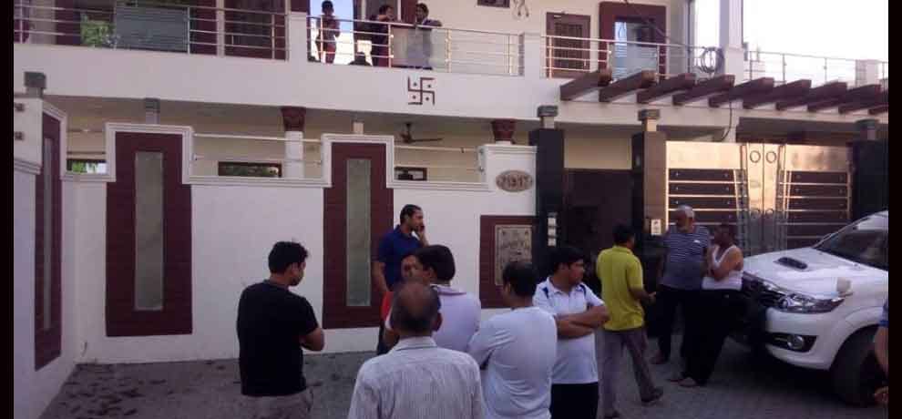 robbers were playing holi of blood in businessman house when call police it gave shameful reply