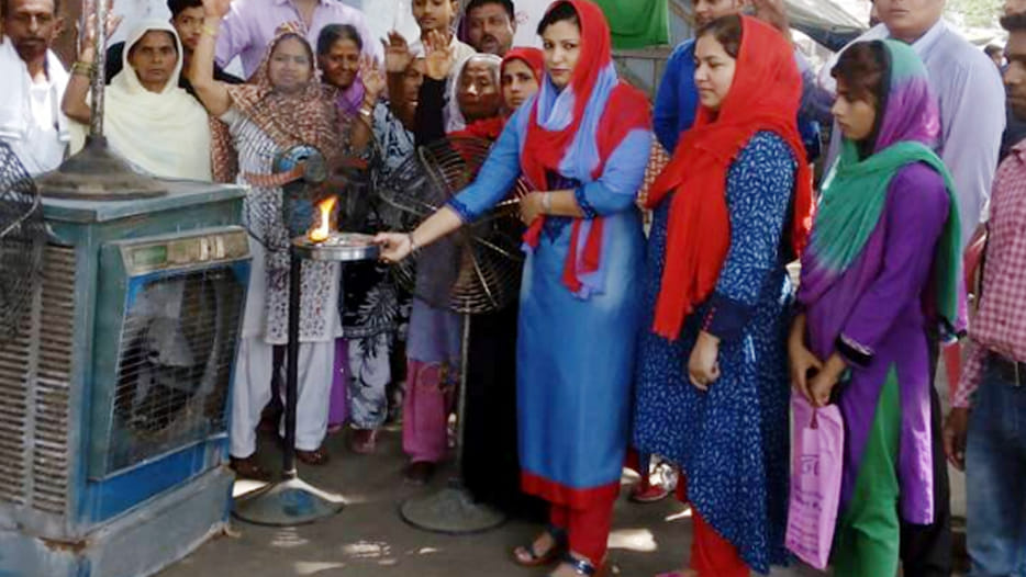 protest against power cut by samajwadi womens