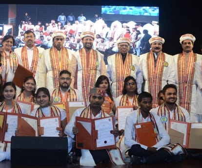 convocation day of shakuntala mishra rashtriya punarvas university.