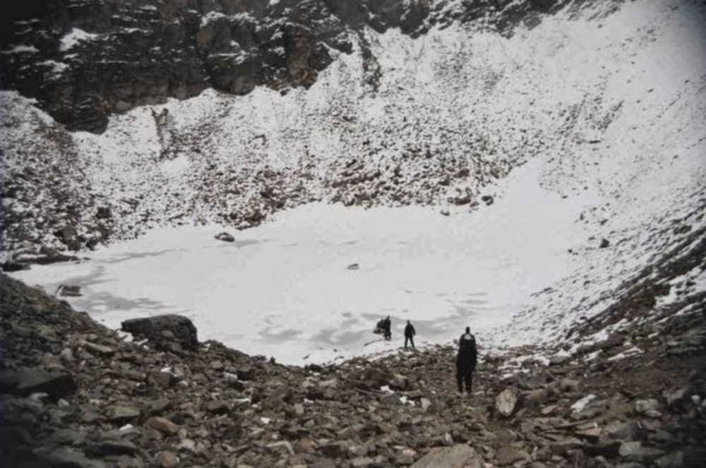 mystery of roopkund lake in uttarakhand 