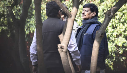akhilesh yadav bursts on journalist