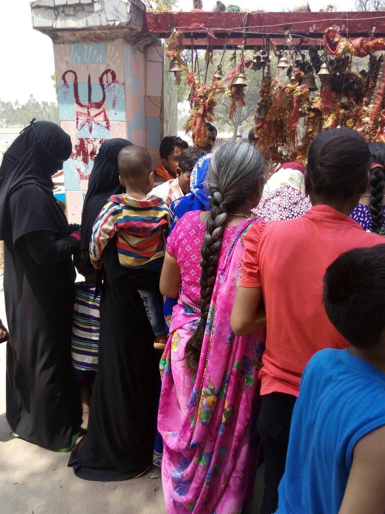 muslim women worships in devi temle in sitapur