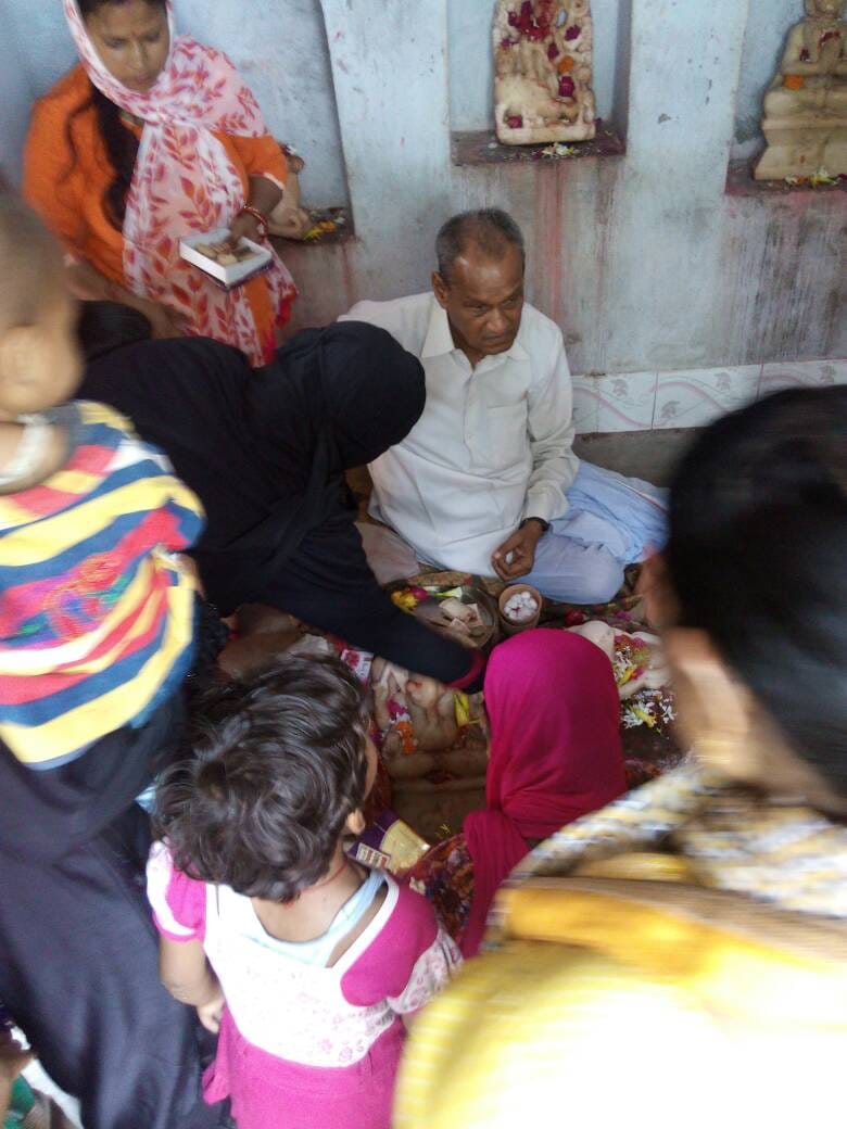 muslim women worships in devi temle in sitapur
