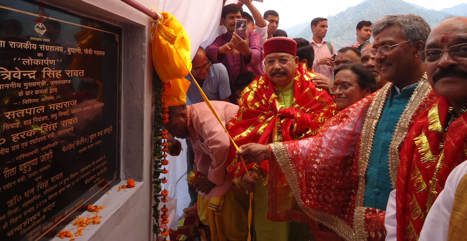 uttarakhand cm afraid due to up cm praised everywhere
