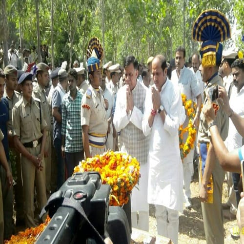 Shaheed Manoj Kumar, who was merged with Panchayat with military honors, view Photos