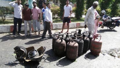 A gas filled with gas cylinders, fierce fire, colony people fear