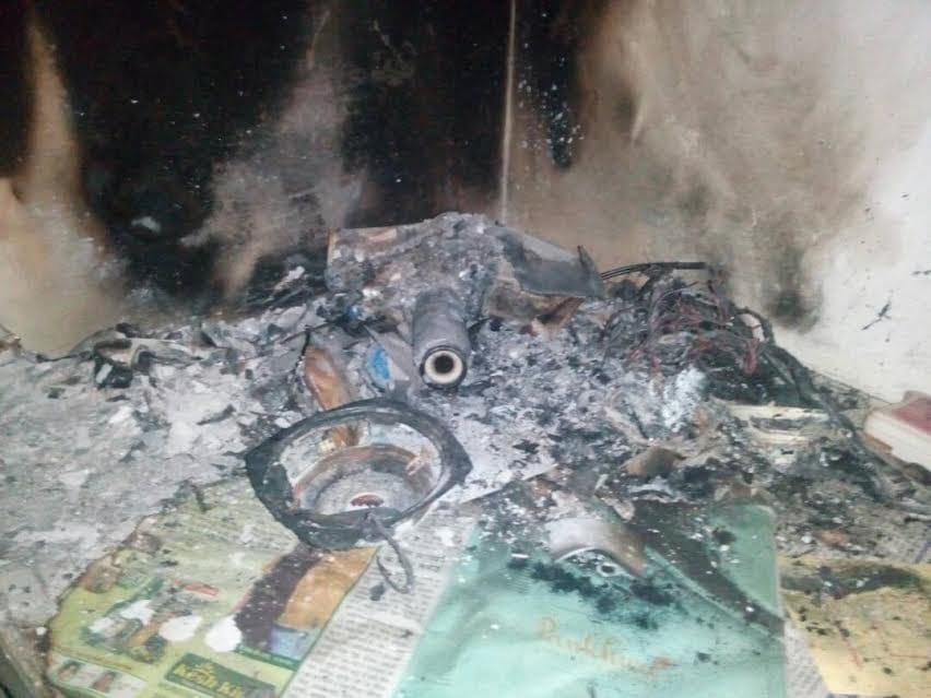 Mobile battery fire, burn fire in the house