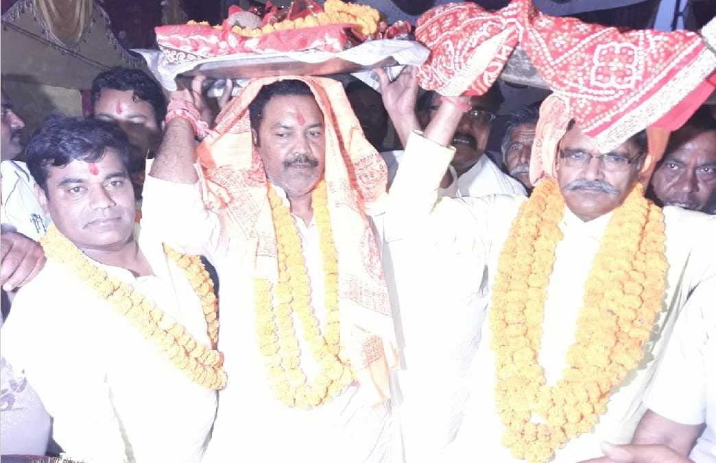 The worshiper, who joined the Chunar Yatra, worshiped