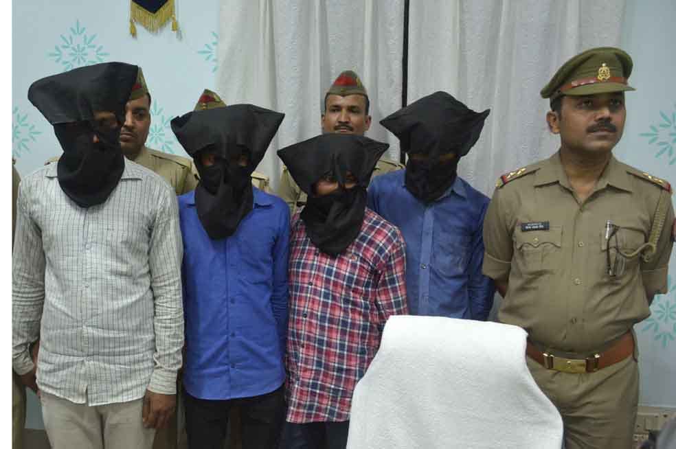 varanasi police arrested four person who planing for robbery