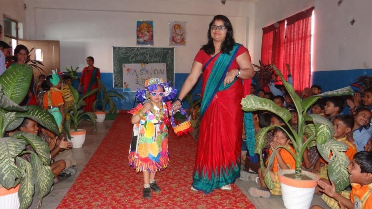 vibhinn paridhaan pahan chhaatron ne bikhera jalava