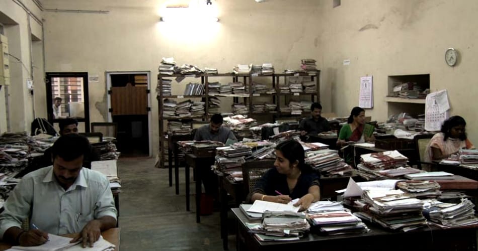 Government employees, the habit of reaching the office late