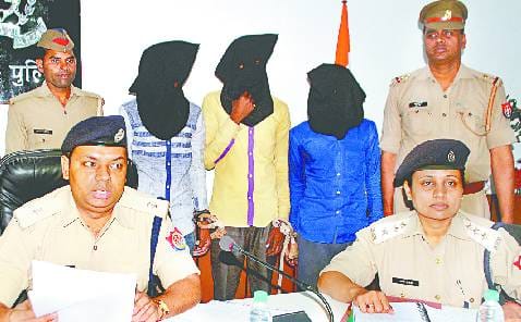 In the weddings, baratis made of robbers used to steal cars.