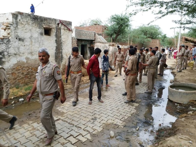 mishap between tatloo and police in mathura