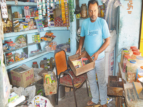 Five lakhs of stolen from shops and houses