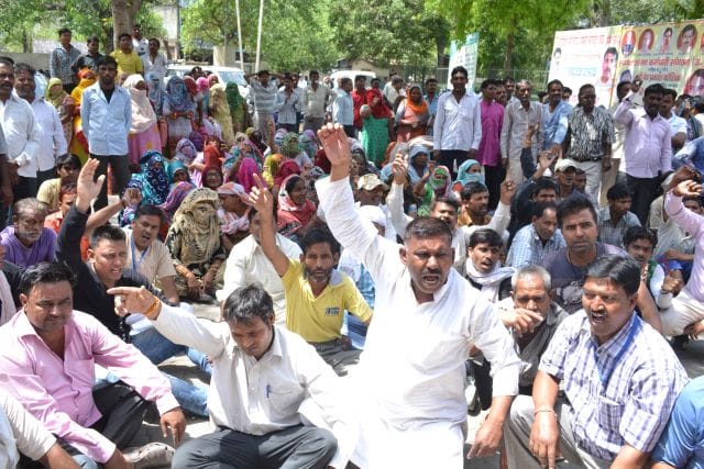 sticks, 12 injured on parents stopping parents