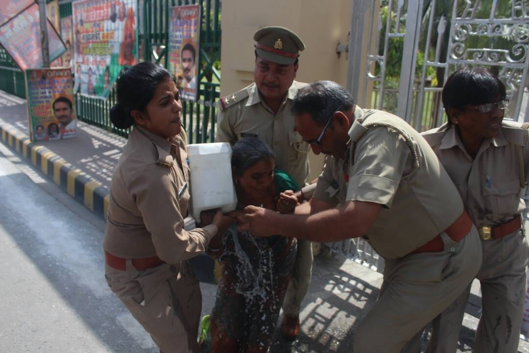 old couple tried to commit suicide in front of lucknow vidhansabha