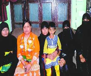 Four women in the field against three divorces