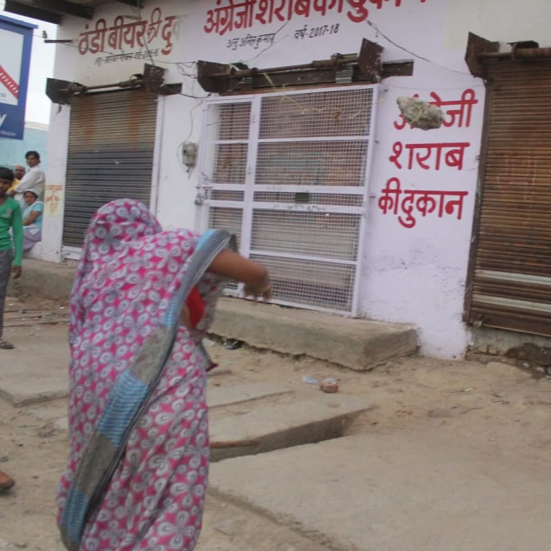 woman attack on liquor shop in mathura