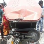 हादसे में क्षतिग्रस्त ई-रिक्शा