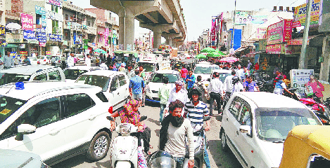 student death matter growing , dead body is on road traffic jam