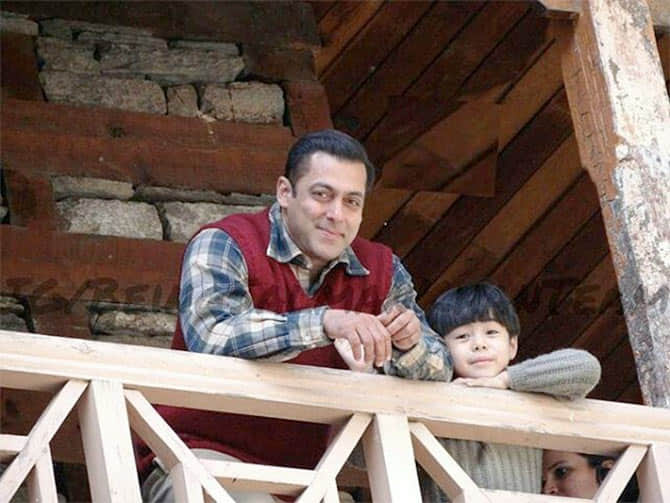 watch news stills of salman khan from the set of tubelight