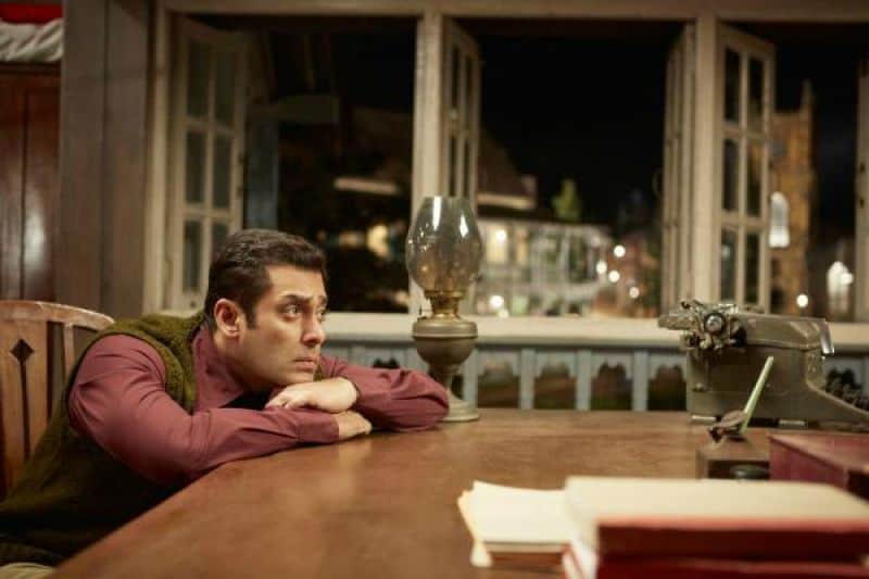 watch news stills of salman khan from the set of tubelight