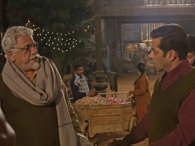 watch news stills of salman khan from the set of tubelight