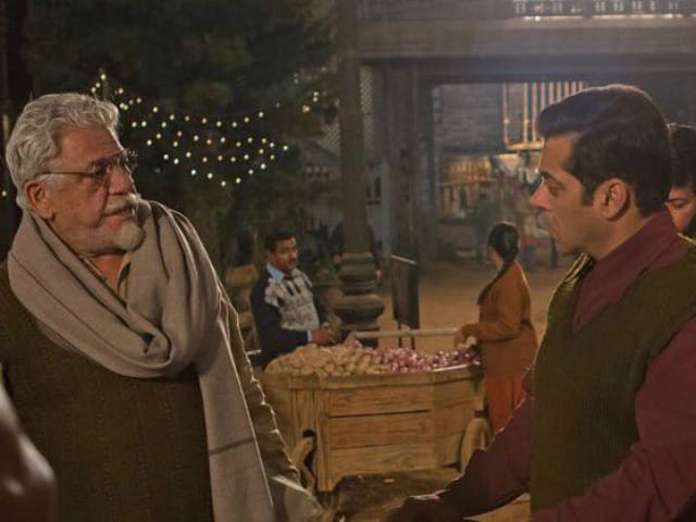 watch news stills of salman khan from the set of tubelight
