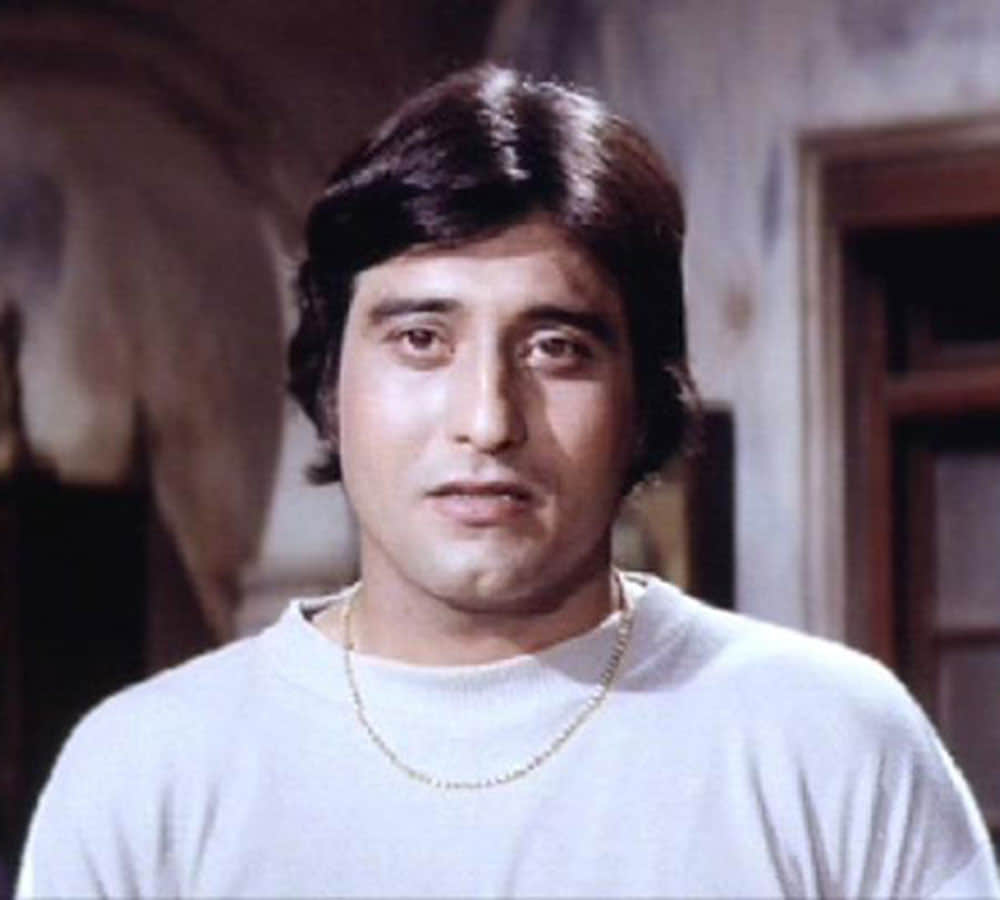 dimple kapadia and vinod khanna intimate scene in the film prem dharam