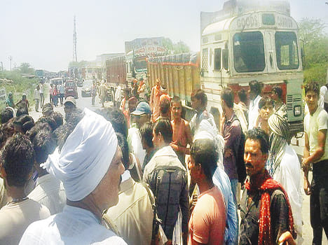 Truck hits three bike riders, death