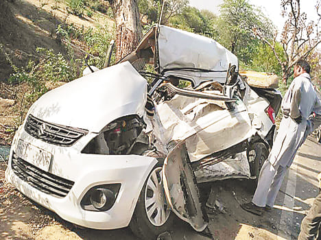 Five killed in car accident due to container grip