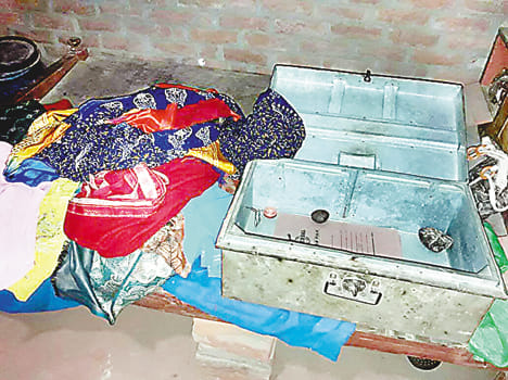 Two lakh stolen goods in two houses