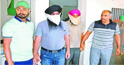 superintendent and peon arrested while taking bribe