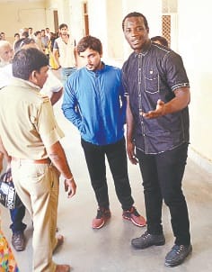 afreeki dost ke saath pairwi karne pahuncha parvesh
