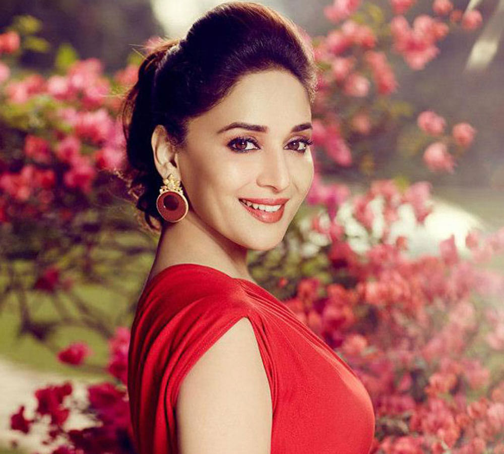 FlashBack : Vinod Khanna-Madhuri's smooch created an uproar amongst people