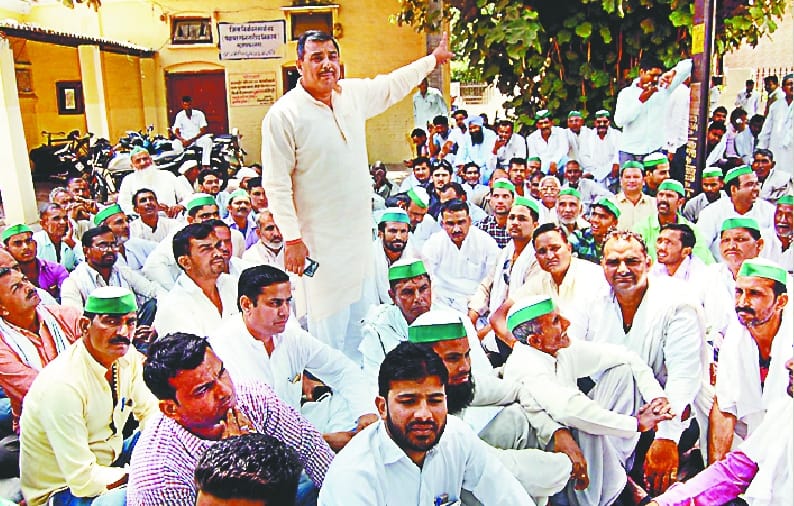 Give one crore to the family of martyrs