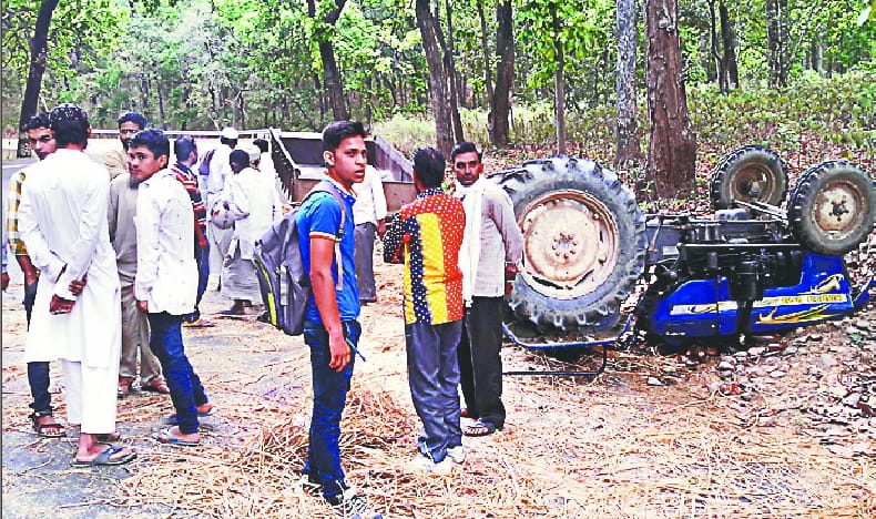 Tractor-trolley reversal, three killed including woman