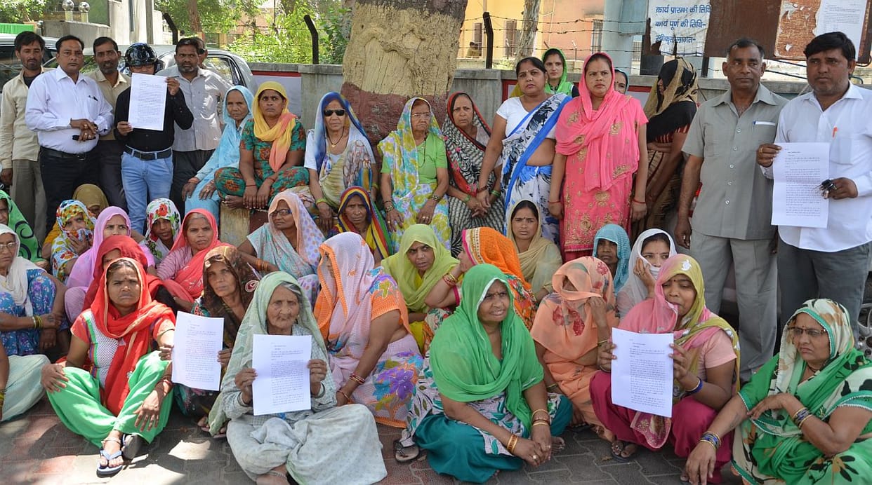 Women protest against liquor shop.