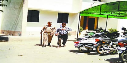 wife beat and  bring husband in police station 