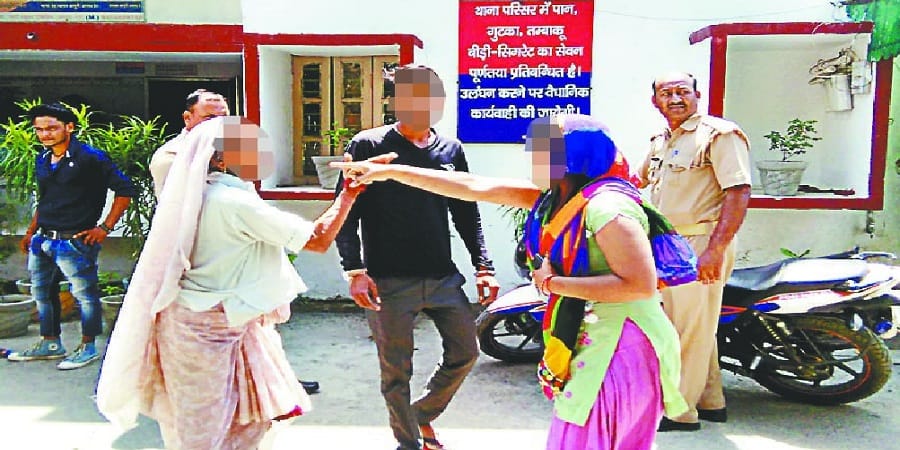 wife beat and  bring husband in police station 
