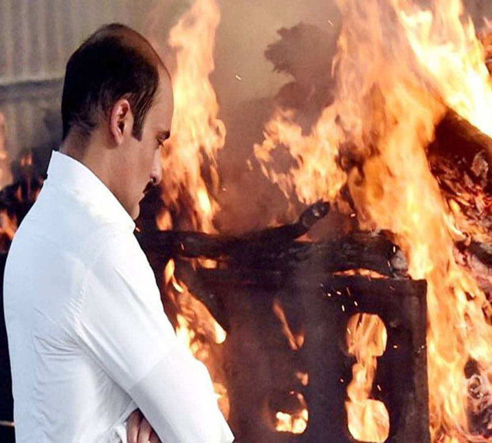 akshay khanna photo viral from vinod khanna funeral
