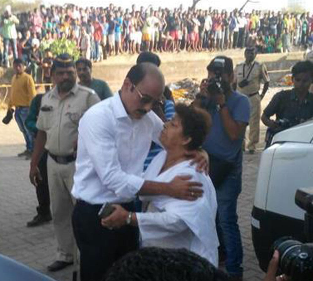 akshay khanna photo viral from vinod khanna funeral