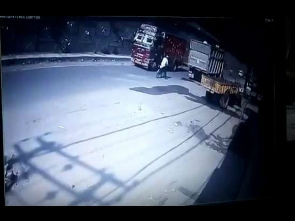 Caught on Cam, Truck falls from flyover in Jalandhar
