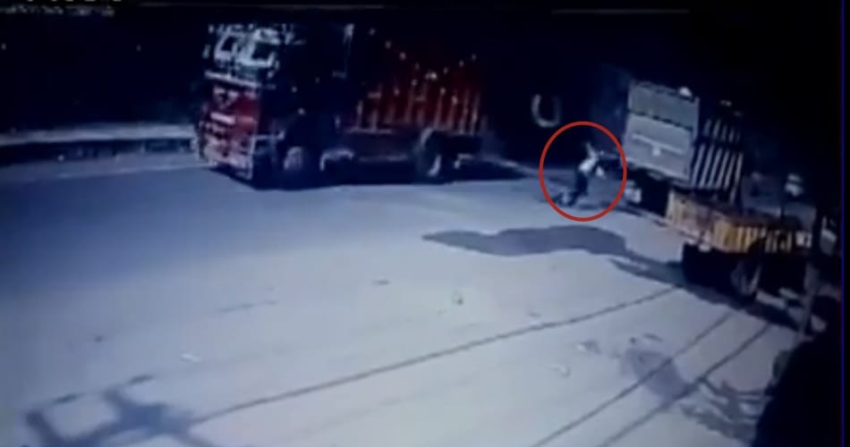 Caught on Cam, Truck falls from flyover in Jalandhar