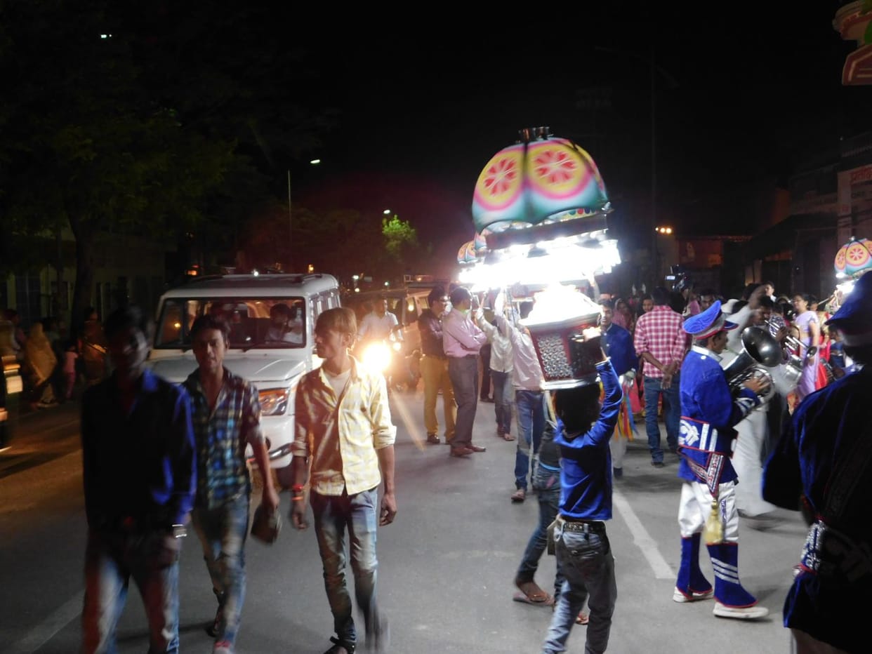 akshay trteeya: shaadiyon kee dhoom, sone kee bampar khareed