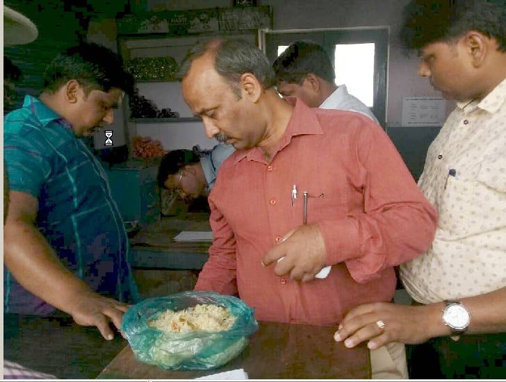 Eat rice 24 children in school sick