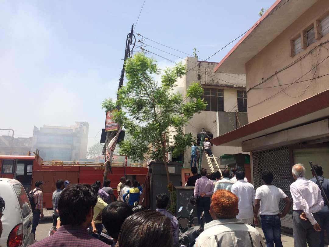 Fire broke out in restaurant restaurant, fire broke out by three fireworks