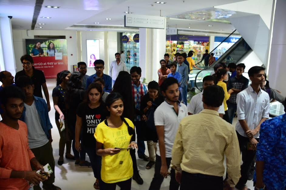 Bahubali's craze in Jaipur, long queues at multiplex