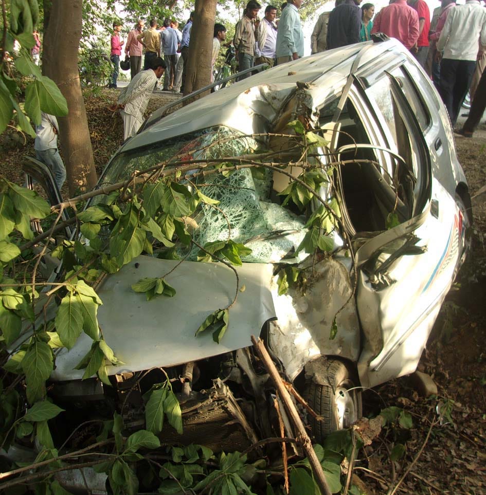 Car collide with tree, driver dies
